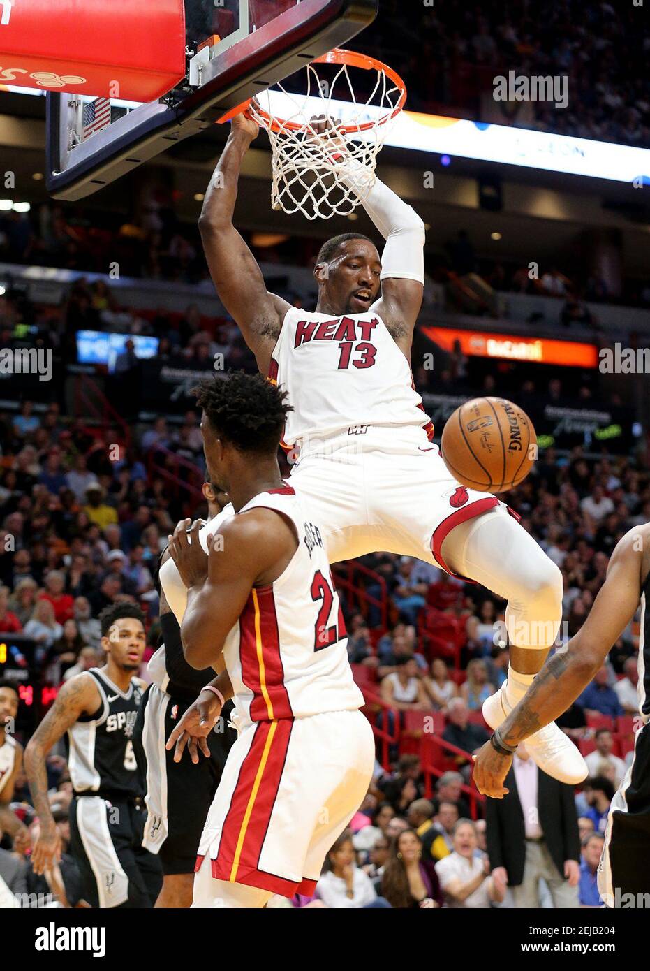 Le Bam Adebayo de Miami Heat (13) déchaîne le ballon à la fin du deuxième trimestre contre les Spurs de San Antonio à l'AmericanAirlines Arena de Miami le mercredi 15 janvier 2020. La chaleur a gagné, 106-100. (Charles Trainor Jr./Miami Herald/TNS) Banque D'Images