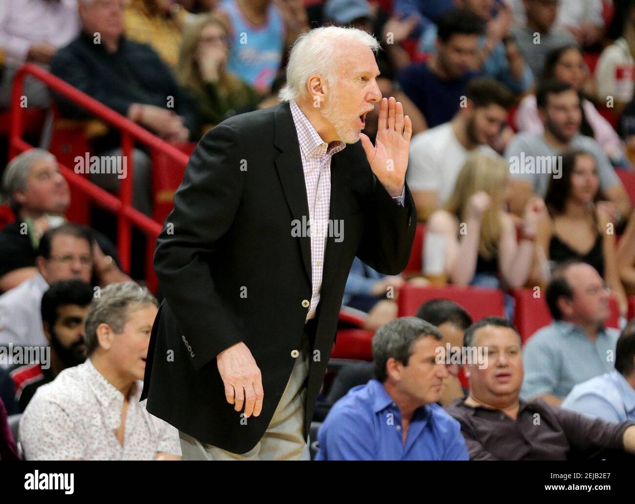 Gregg Popvich, entraîneur-chef de San Antonio Spurs, sur la touche contre la chaleur de Miami au stade AmericanAirlines à Miami, le mercredi 15 janvier 2020. La chaleur a gagné, 106-100. (Charles Trainor Jr./Miami Herald/TNS) Banque D'Images
