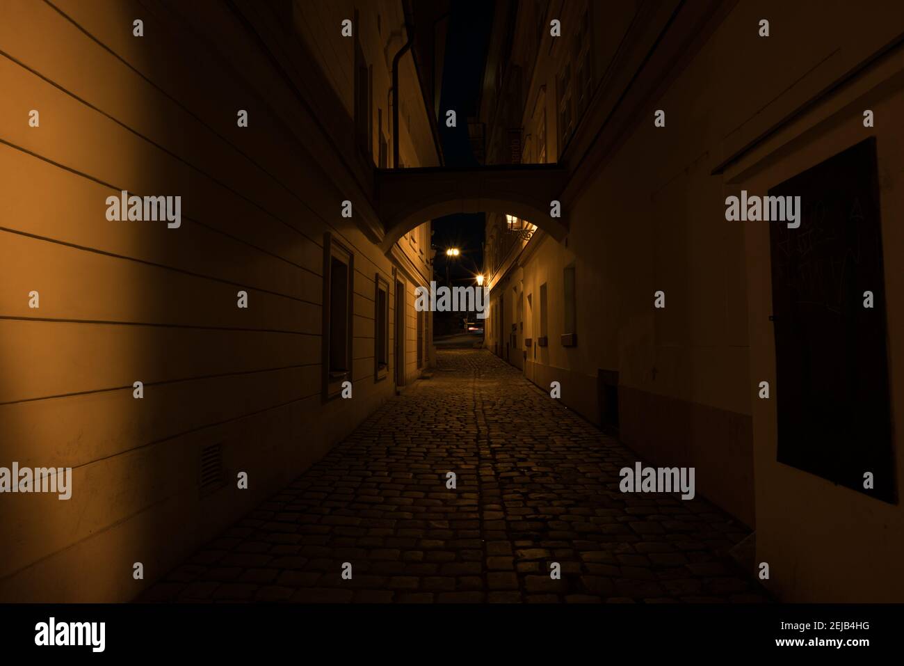 Rue nocturne de la vieille Prague sous la lumière des lanternes Banque D'Images