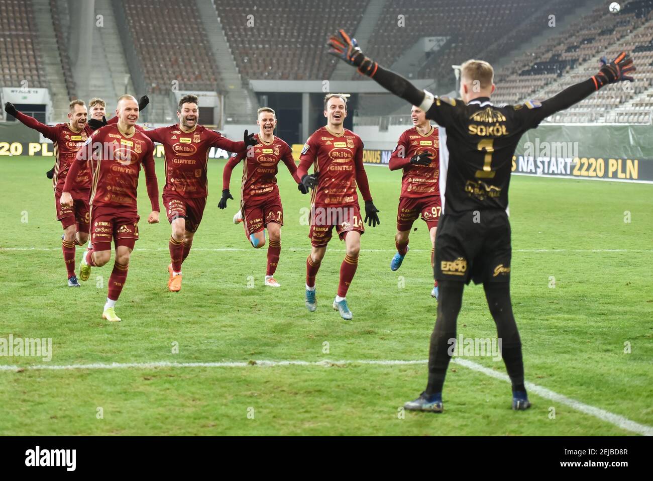 LUBIN, POLOGNE - 11 FÉVRIER 2021: Match de football coupe polonaise de Fortuna entre KGHM Zaglebie Lubin - Chojniczanka Chojnice 0:0 (4:5). Joy équipe de Chojni Banque D'Images