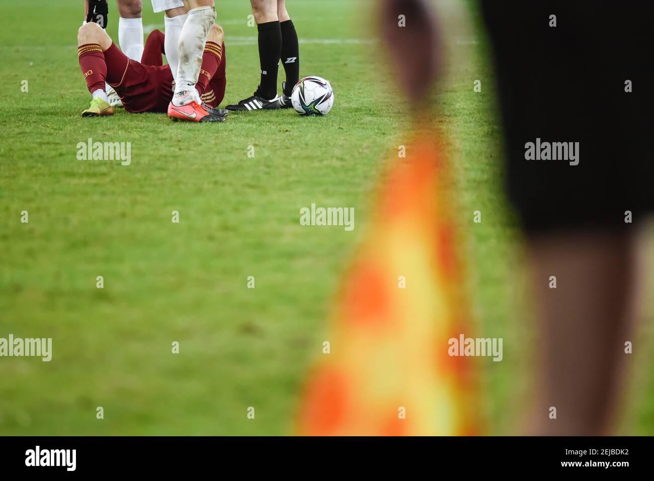 LUBIN, POLOGNE - 11 FÉVRIER 2021: Match de football coupe polonaise de Fortuna entre KGHM Zaglebie Lubin - Chojniczanka Chojnice 0:0 (4:5). Joueurs blessés li Banque D'Images