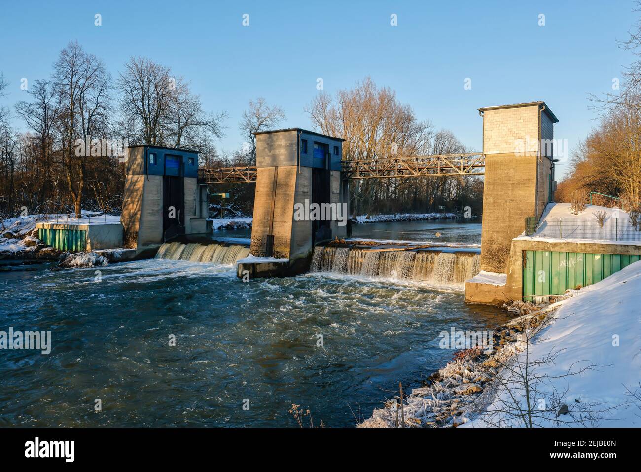 Lunen, Rhénanie-du-Nord-Westphalie, Allemagne - Ensoleillé paysage d'hiver dans la région de la Ruhr, weir Westfalia au coucher du soleil avec glace et neige sur la Lippe. Banque D'Images