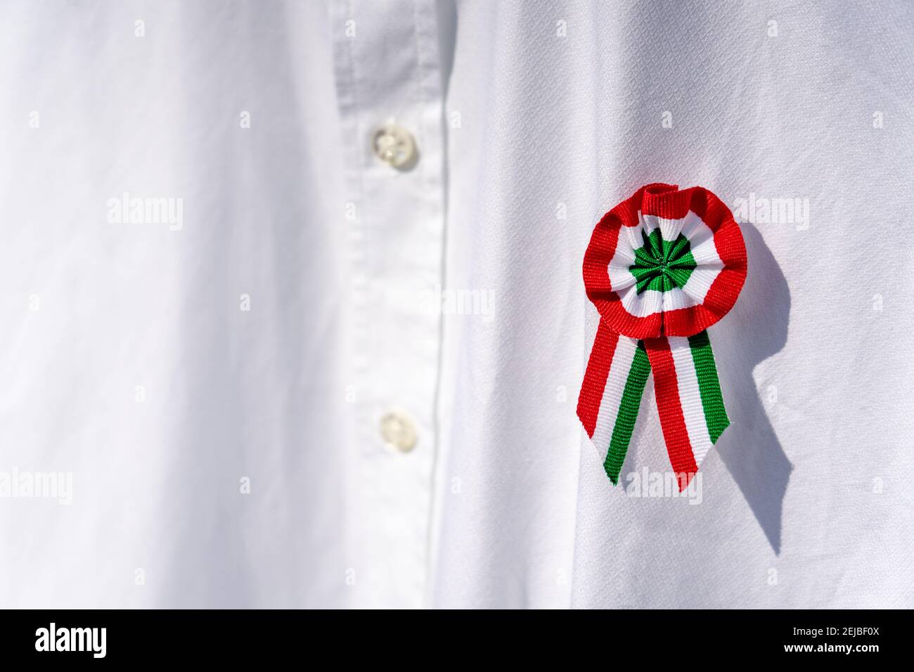 chemise blanche en gros plan avec le symbole rosette tricolore de la journée nationale hongroise le 15 mars . Banque D'Images
