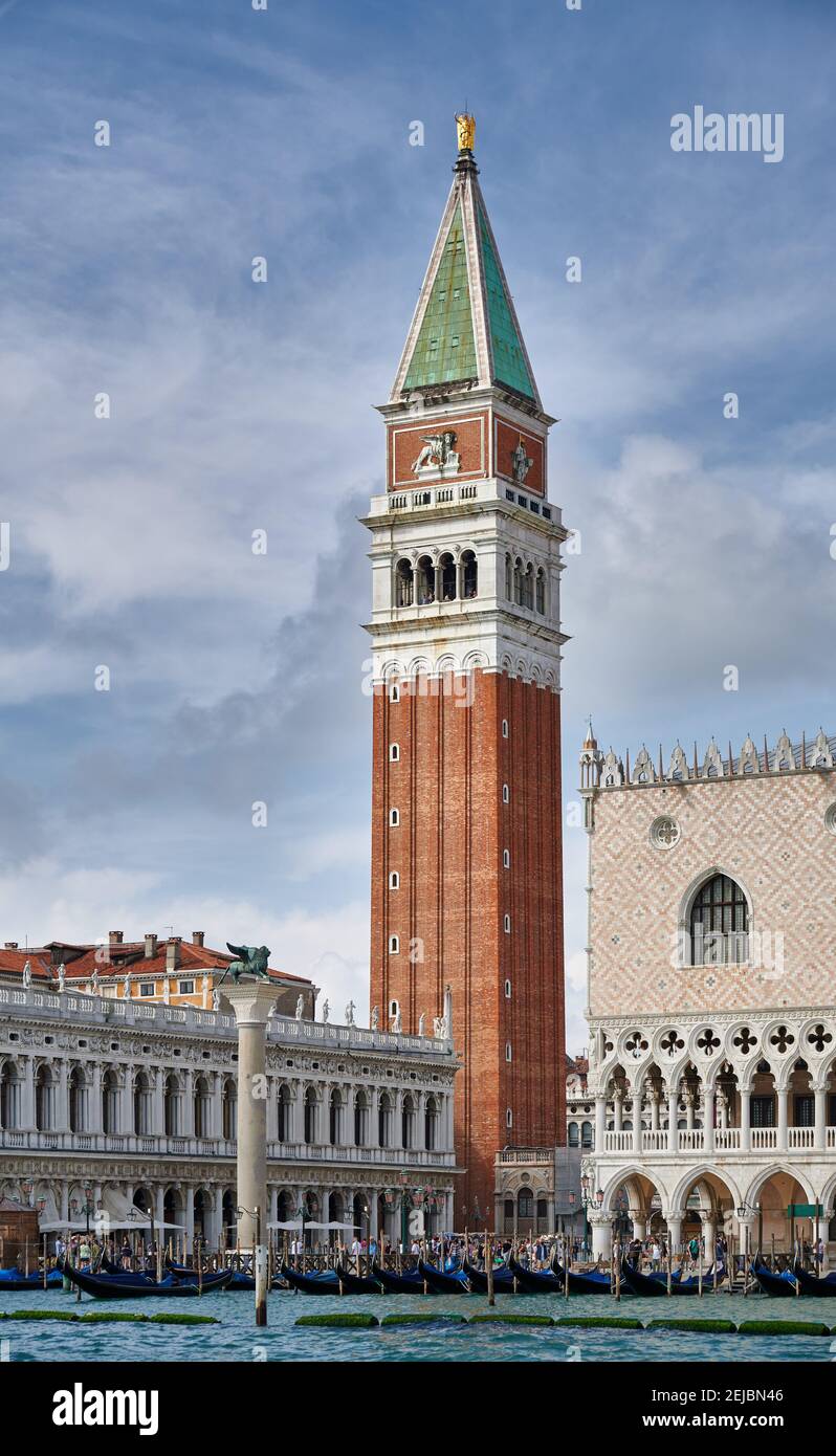 Campanile de Saint-Marc ou tour de Saint-Marc à la place Saint-Marc, clocher de la basilique Saint-Marc, Campanile de Saint-Marc, Venise, Vénétie, Italie Banque D'Images