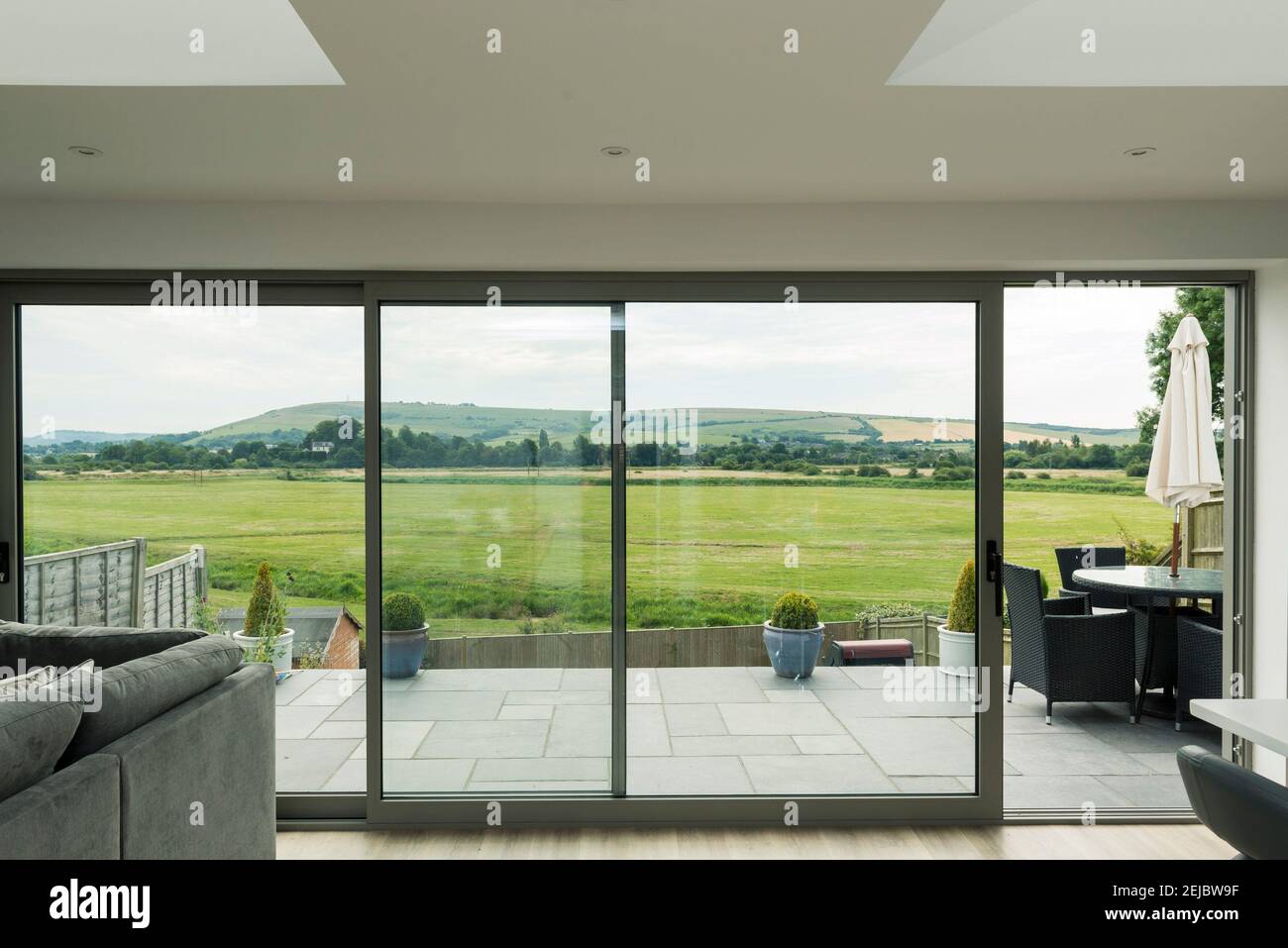 Très grande terrasse coulissante double vitrage ouvrant dans un jardin Banque D'Images