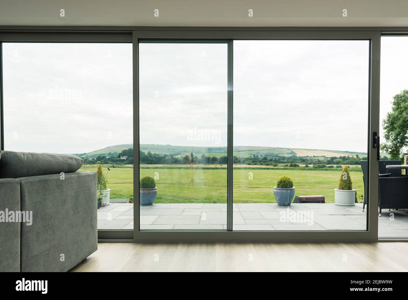 Très grande terrasse coulissante double vitrage ouvrant dans un jardin Banque D'Images