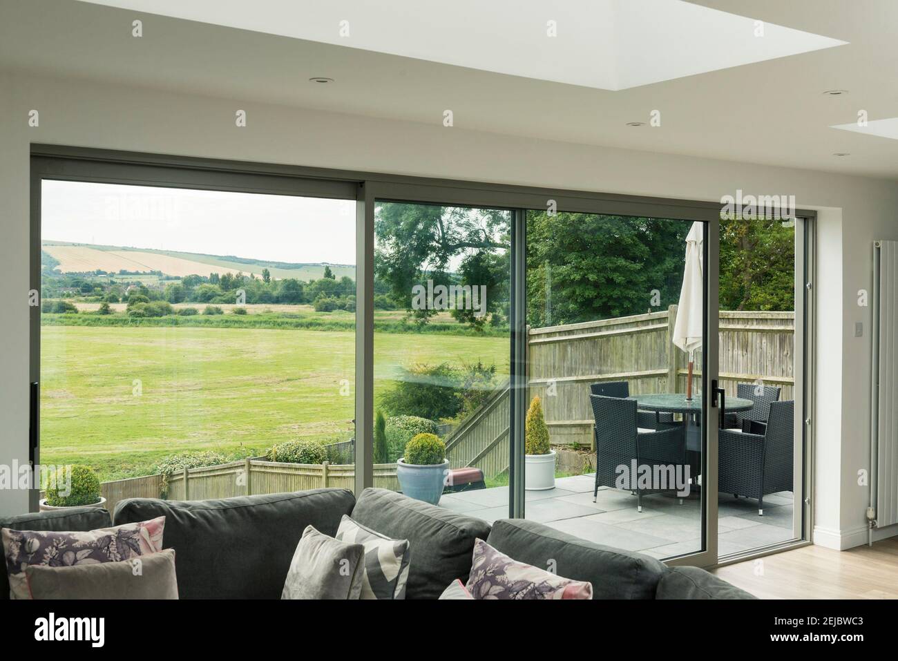 Très grande terrasse coulissante double vitrage ouvrant dans un jardin Banque D'Images