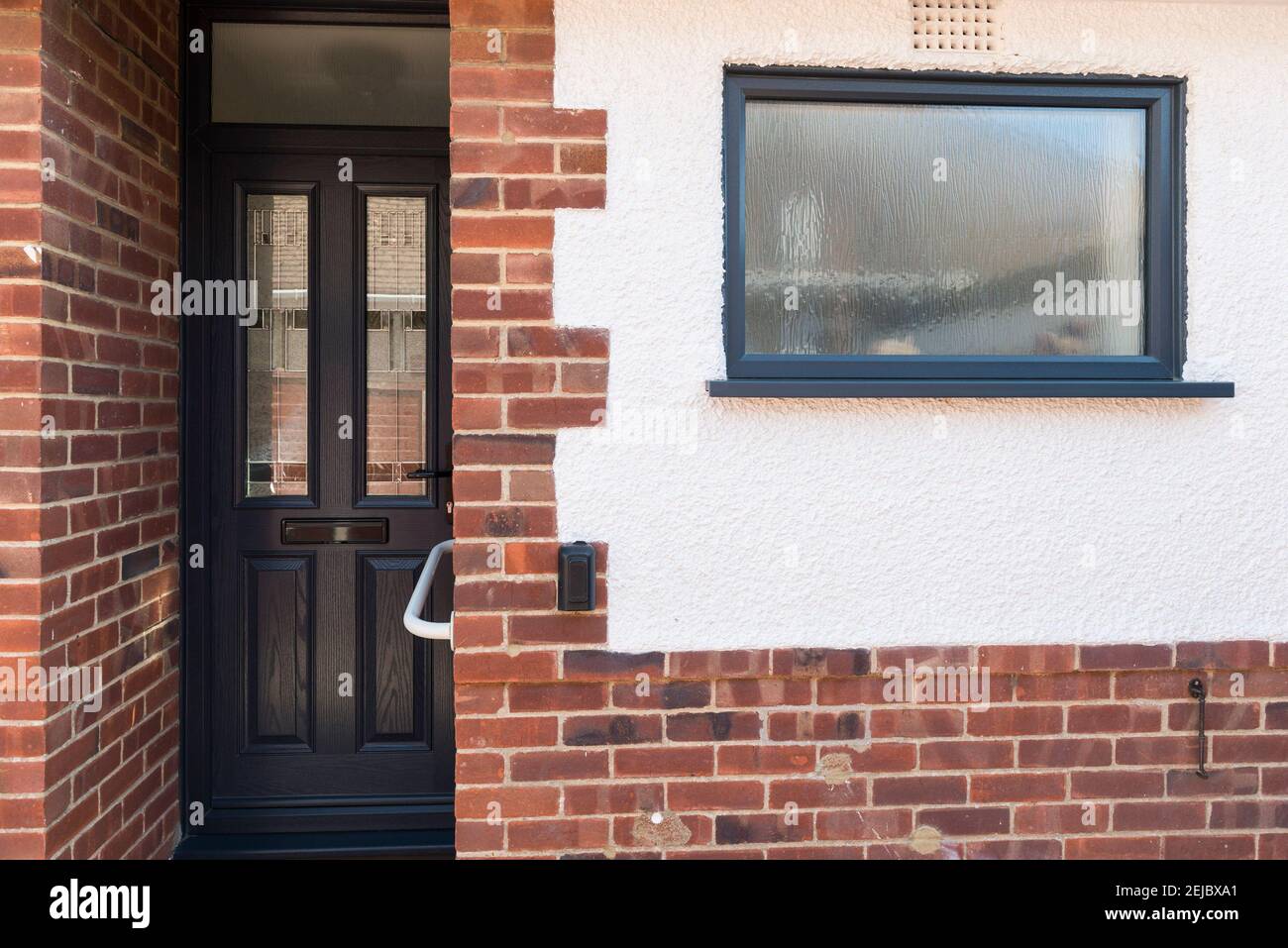 Une porte moderne à double vitrage sur une maison résidentielle. Banque D'Images