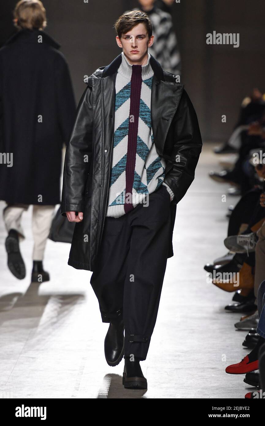 Le mannequin marche sur la piste pendant le defile de mode Hermes pendant la semaine mode de Paris hommes automne hiver 2020 2021 a Paris France le 18 janvier 2020. Photo de Jonas