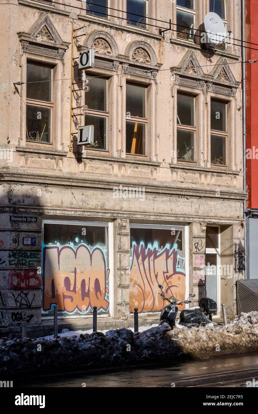 Dortmund, Rhénanie-du-Nord-Westphalie, Allemagne - Emscher Art dans la région de la Ruhr, V…GEL, 2016, Samuel Treindl, a illuminé la publicité sur la façade d'un ancien Banque D'Images