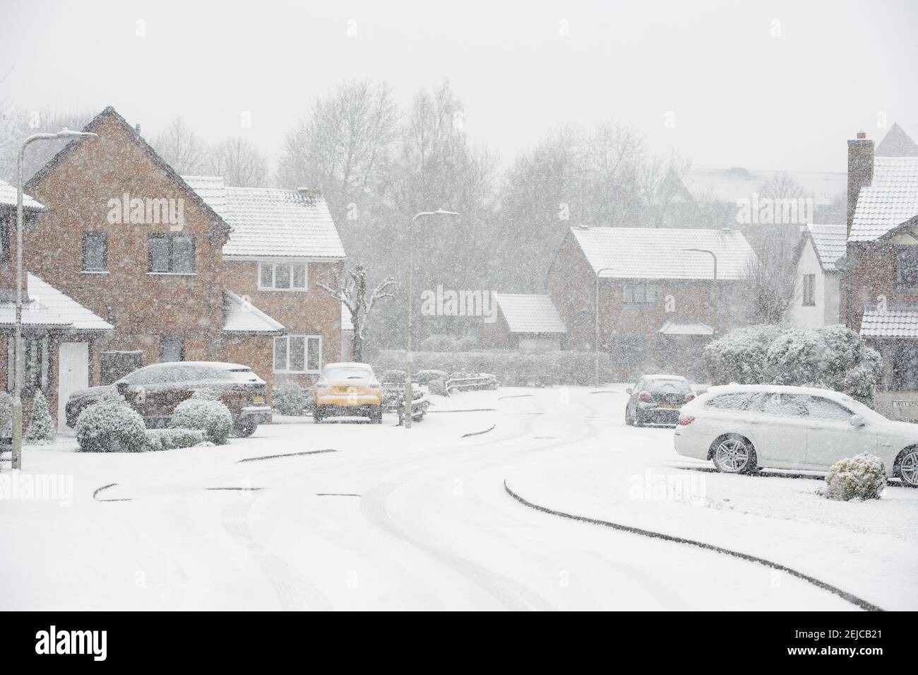 Neige tombant en hiver sur un domaine immobilier à Market Harborough, Leicestershire, Royaume-Uni. Banque D'Images