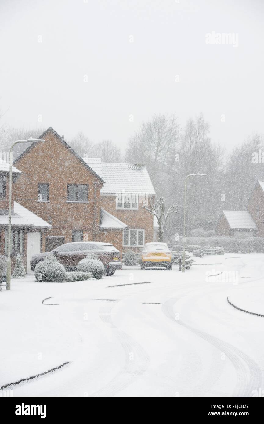 Neige tombant en hiver sur un domaine immobilier à Market Harborough, Leicestershire, Royaume-Uni. Banque D'Images