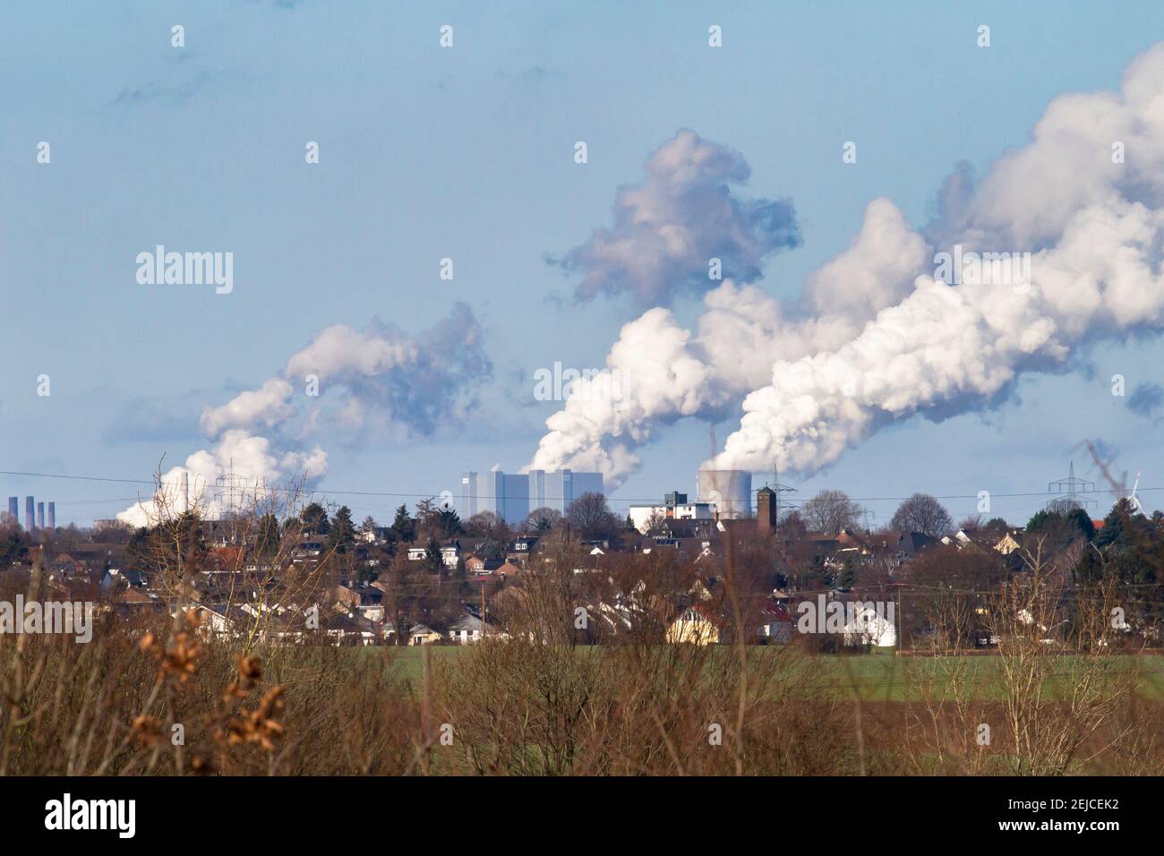 Vue de l'ouest de Cologne à la centrale électrique au lignite Neurath près de Grevenbroich, Rhénanie-du-Nord-Westphalie, Allemagne. Blick vom Koelner Westen z Banque D'Images