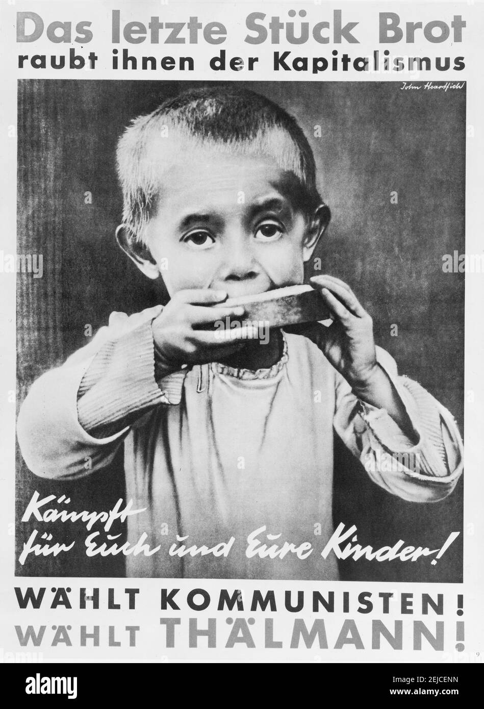 Le capitalisme les prive de leur dernier morceau de pain. Luttez pour vous-même et vos enfants ! Votez communistes ! Votez Thälmann!. Musée : COLLECTION PRIVÉE. Auteur: JOHN HEARTFIELD. Banque D'Images