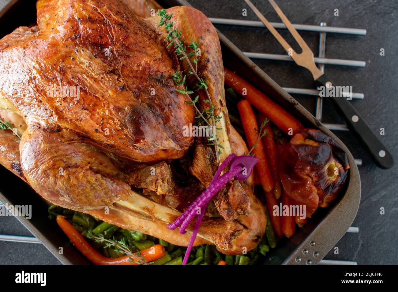 dinde rôtie fraîche et cuite avec légumes servis sur un plateau sur une table de cuisine Banque D'Images