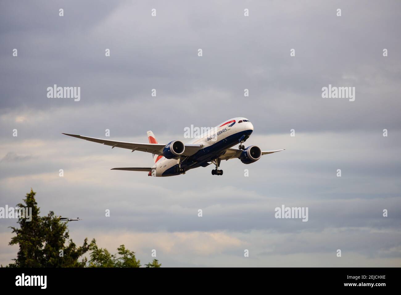 Boeing 787-8 Dreamliner de British Airways, G-ZBJB, décollage de l'aéroport de Londres Heathrow dans un ciel couvert. Banque D'Images