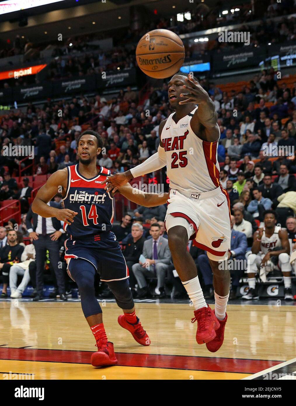Kendrick Nunn (25), de Miami Heat, passe le ballon sous la pression de l'Ish Smith (14) des Washington Wizards, dans le premier trimestre à l'AmericanAirlines Arena de Miami, le mercredi 22 janvier 2020. (David Santiago/Miami Herald/TNS) Banque D'Images