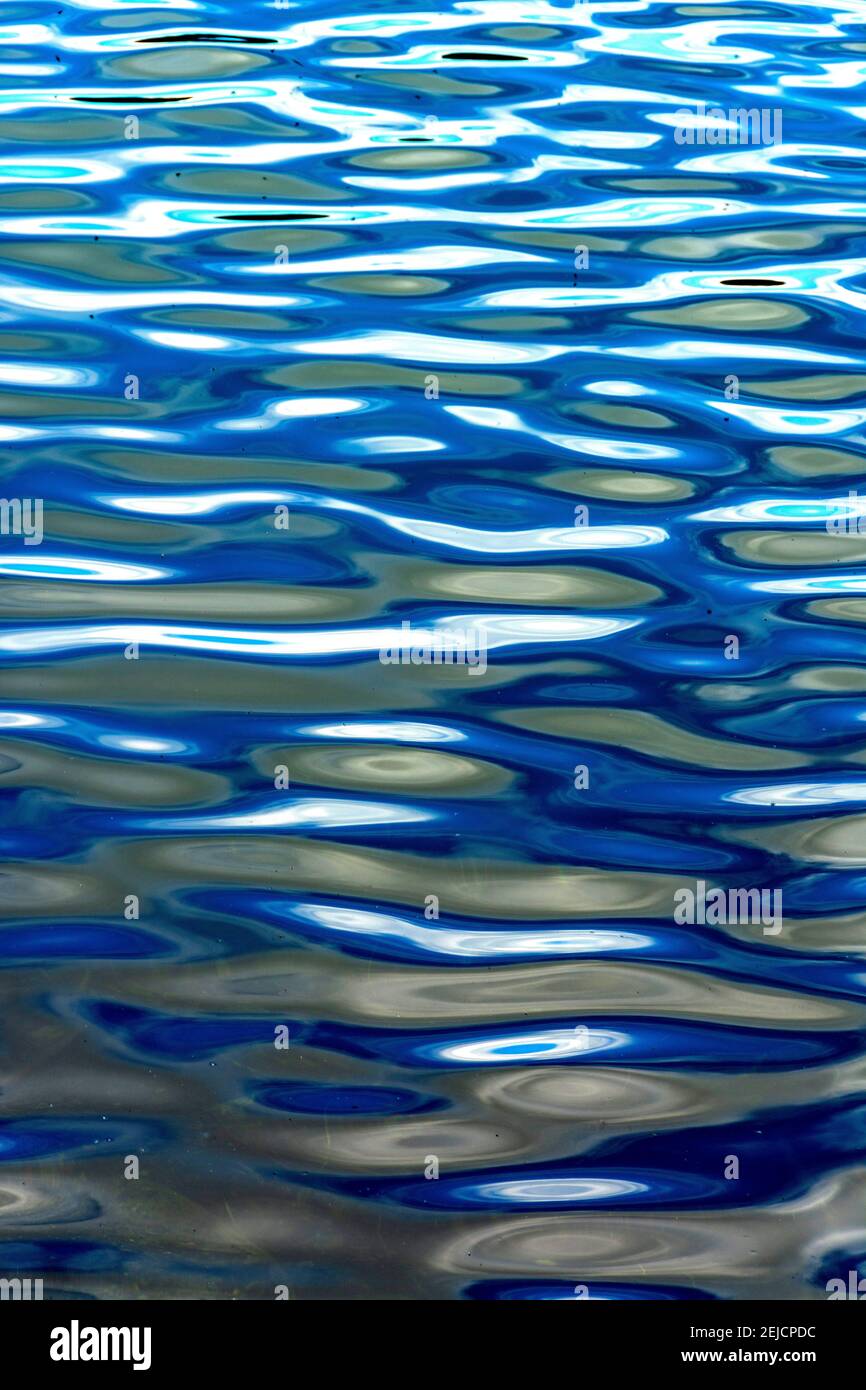 Réflexions sur l'eau bleu scintillant dans un cadre naturel tranquille pendant la journée Banque D'Images