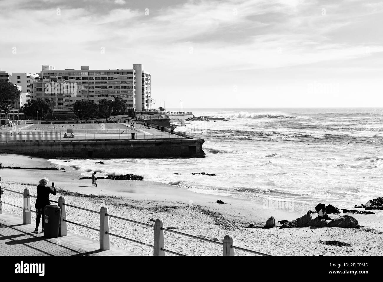 CAPE TOWN, AFRIQUE DU SUD - 20 févr. 2021: Cape Town, Afrique du Sud - 15 octobre 2019: Vue du Pavillon piscine publique sur la promenade de Sea point à ca Banque D'Images