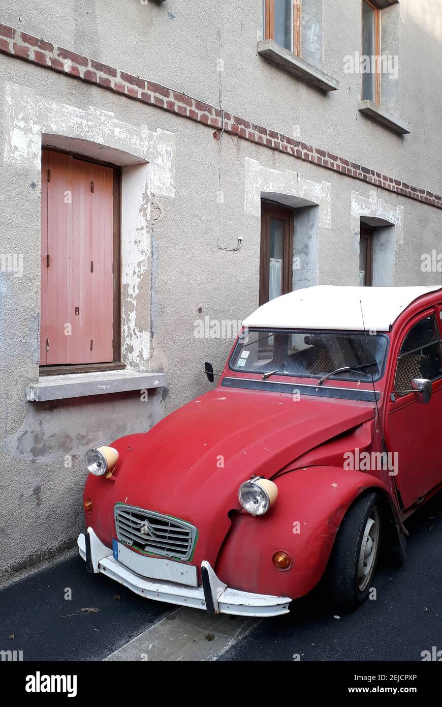 A red citroen 2cv Banque de photographies et d’images à haute ...