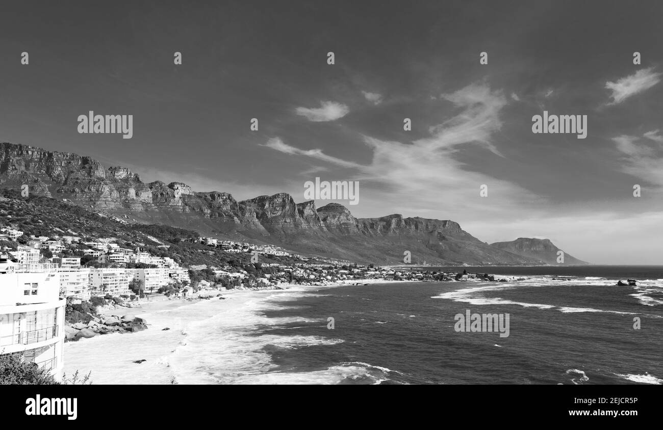 CAPE TOWN, AFRIQUE DU SUD - 20 février 2021 : Cape Town, Afrique du Sud - 15 octobre 2019 : vue sur Clifton Beach et les appartements du Cap en Afrique du Sud Banque D'Images