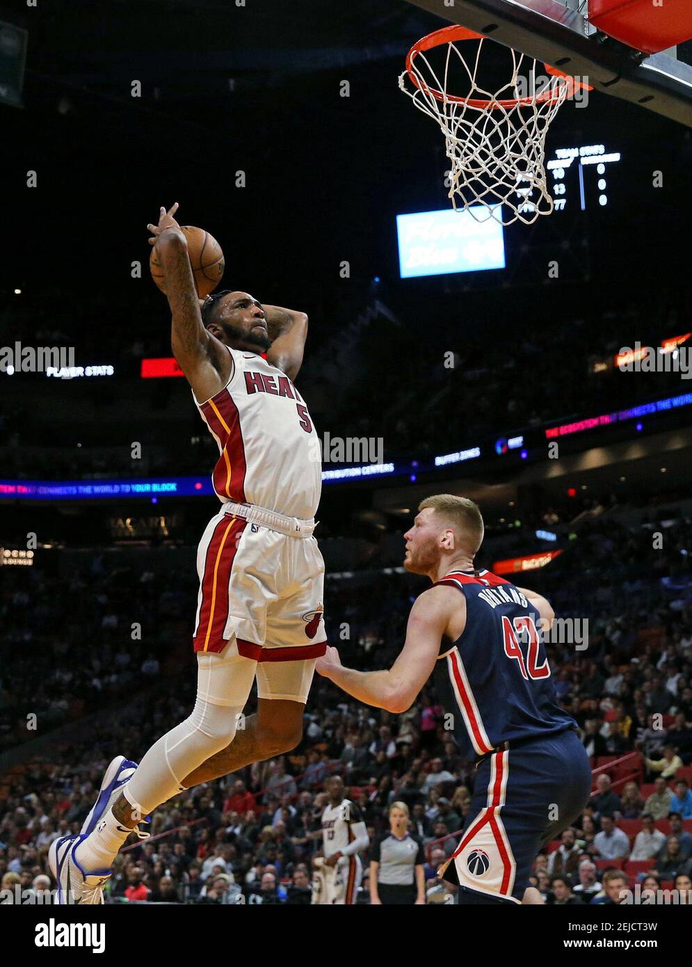 Miami Heat forward Derrick Jones Jr. (5) dunks contre Washington Wizards forward Davis Bertans (42) dans le deuxième trimestre à l'AmericanAirlines Arena à Miami, le mercredi 22 janvier 2020. (David Santiago/Miami Herald/TNS) Banque D'Images