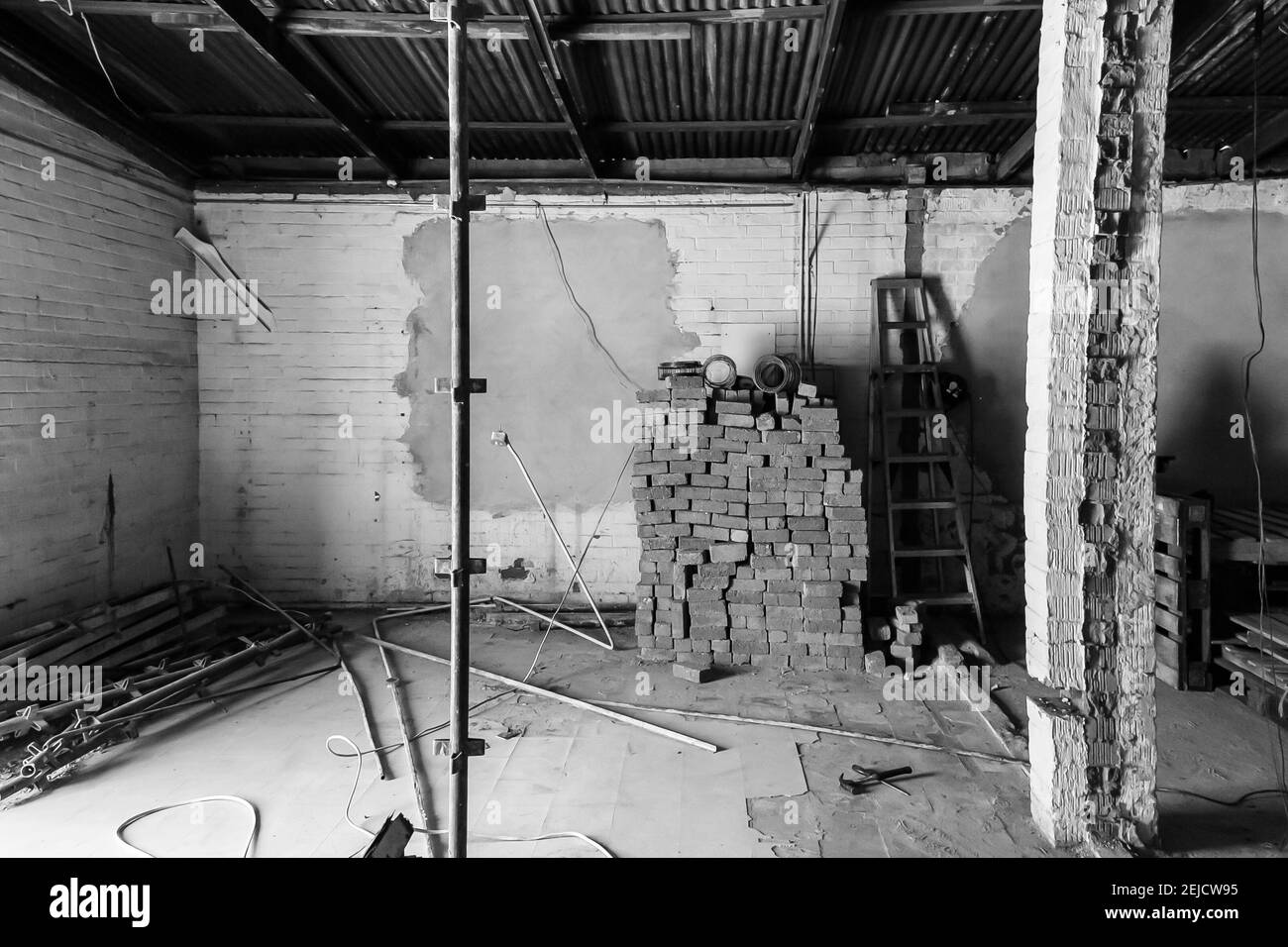 JOHANNESBURG, AFRIQUE DU SUD - 20 février 2021: Johannesburg, Afrique du Sud - 17 octobre 2016: Intérieur d'une petite boutique de spaza magasin d'alimentation undergoi Banque D'Images