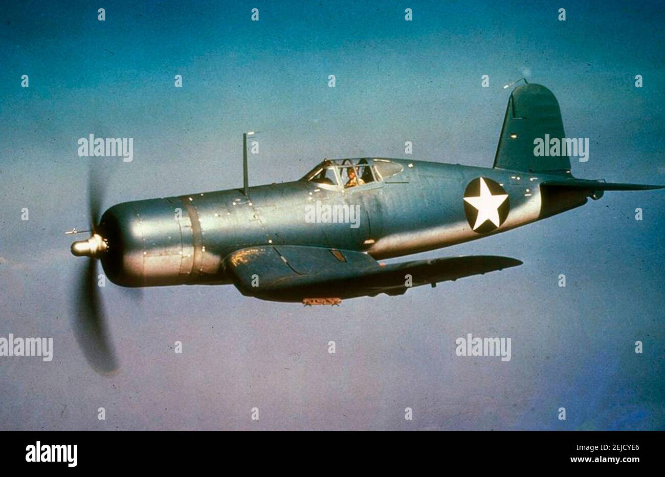 Un chasseur Corsair de la U.S. Navy Vought F4U-1 en vol, vers 1942. Banque D'Images