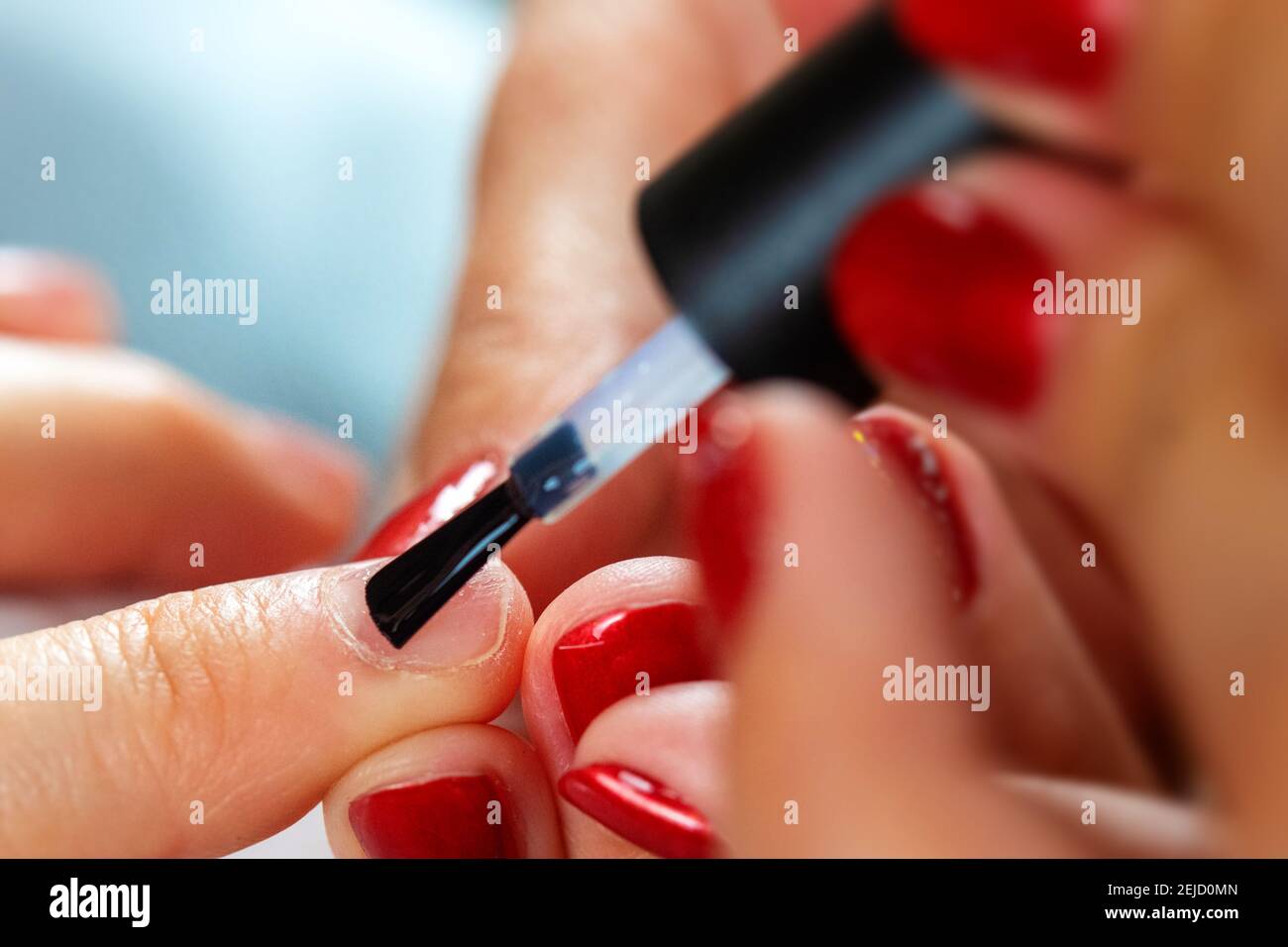 Gros plan d'un travail de vernis à ongles avec les mains des femmes Banque D'Images