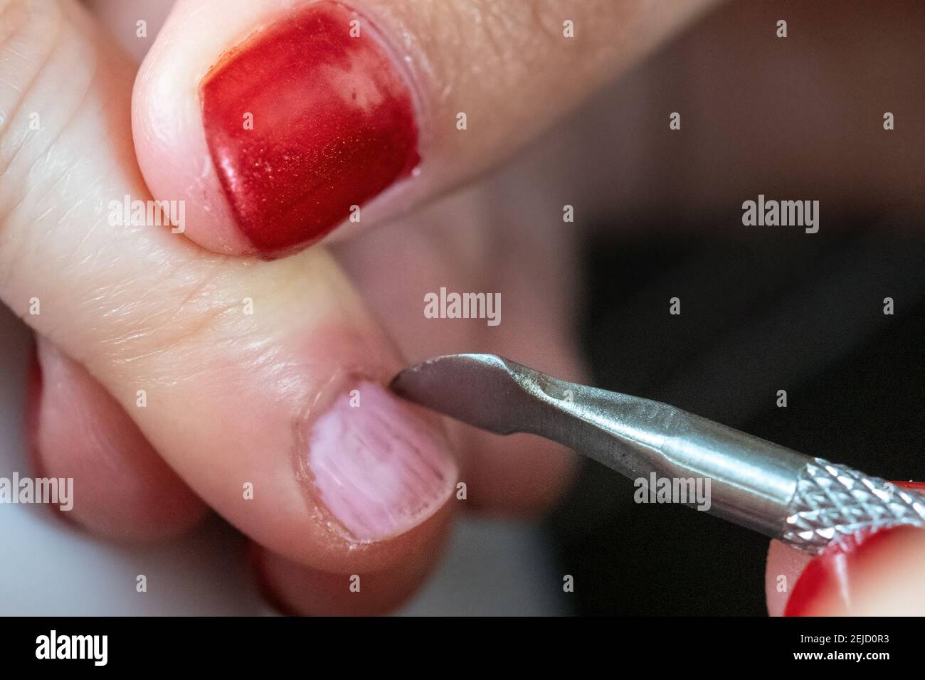 Gros plan d'un travail de vernis à ongles avec les mains des femmes Banque D'Images