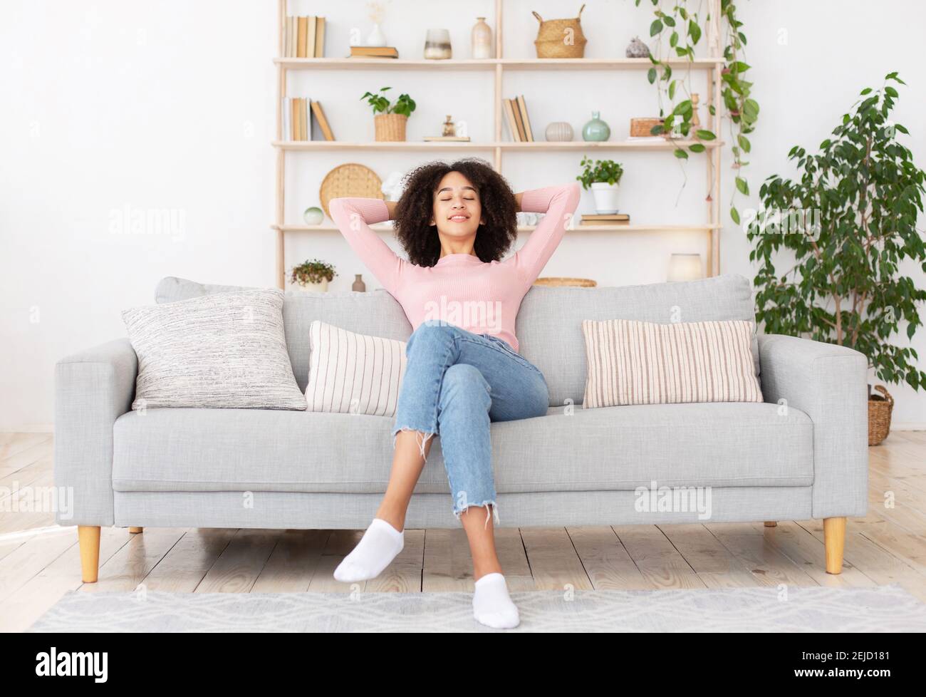 Émotions faciales, repos à la maison, conception de blog et de détente après le travail Banque D'Images