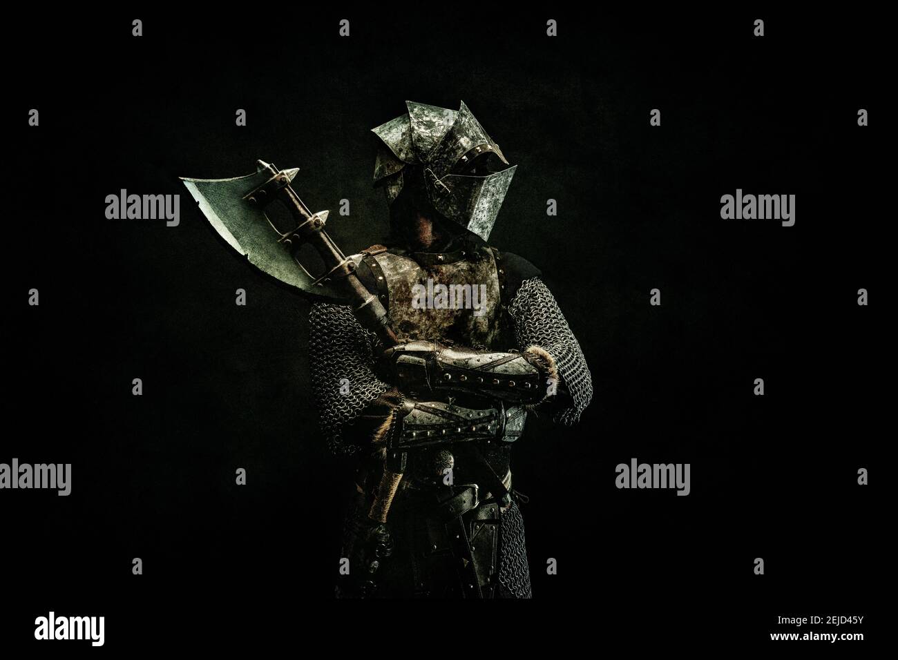 Portrait d'un combattant médiéval en armure, bras croisés, hache dans sa main Banque D'Images