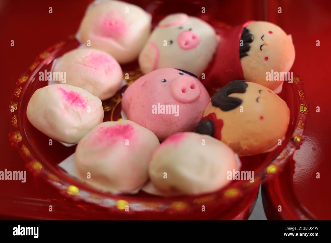 Des petits pains cuits à la vapeur sont exposés lors de la fête à Chinatown, Bangkok. Le nouvel an lunaire, également connu sous le nom de Spring Festival en Chine marque le début de l'année du Rat. La famille ethnique sino-thaïlandaise prie pour la bonne fortune et porte des masques pour la protection de la poussière alors que le pays lutte pour contenir l'aggravation de la pollution de l'air. (Photo de Patipat Janthong / SOPA Images/Sipa USA) Banque D'Images