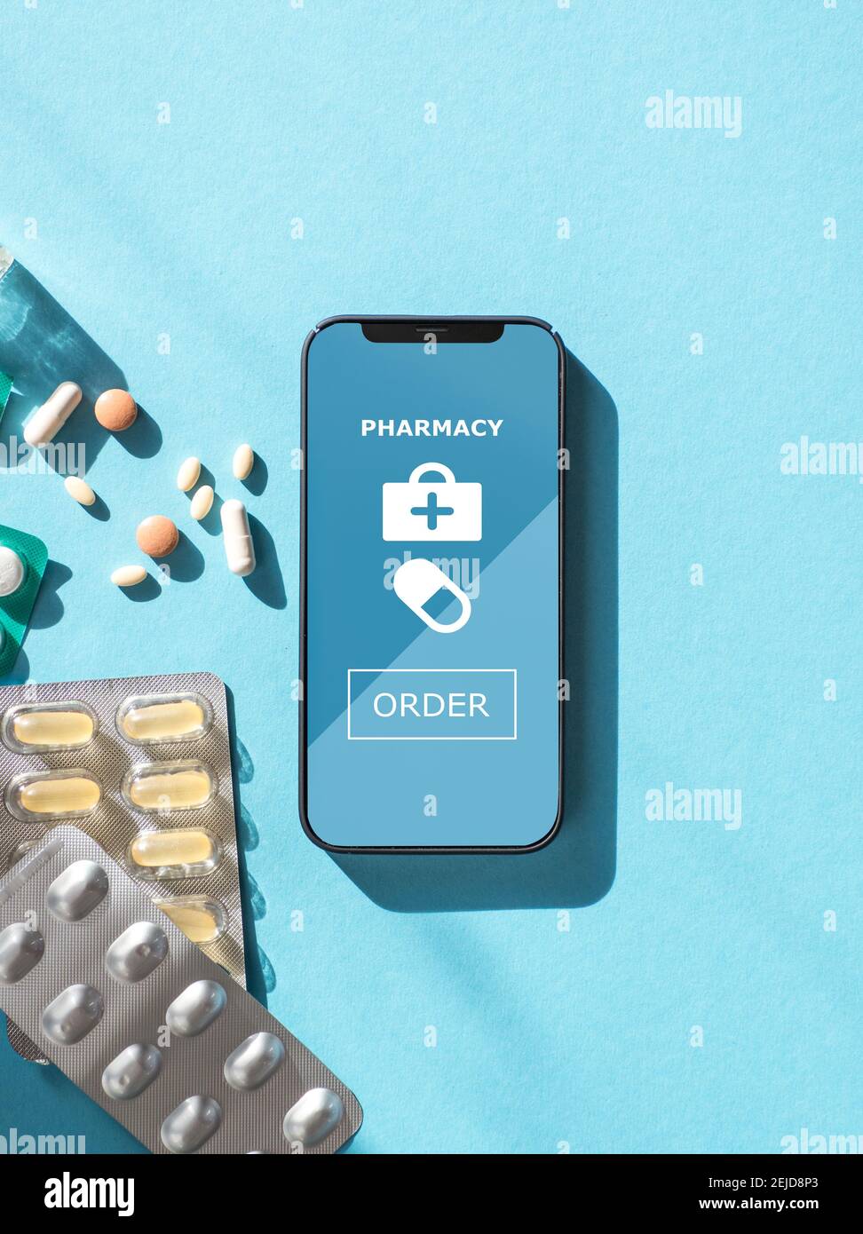 Concept: Pharmary en ligne, un smartphone et des médicaments à côté. Banque D'Images