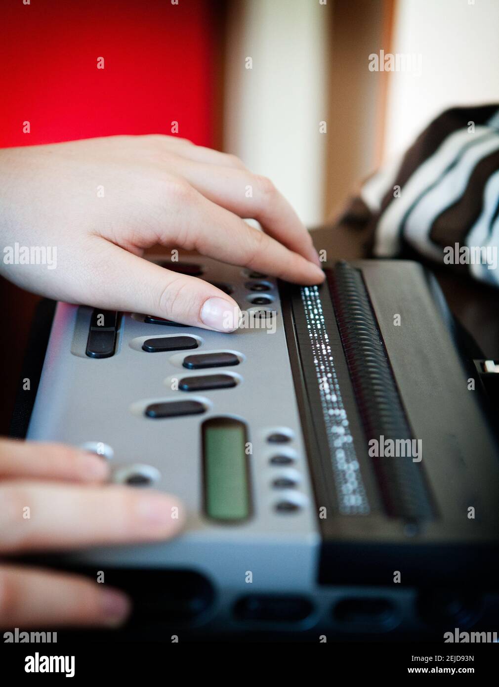 Ordinateur portable en braille permettant aux malvoyants d'accéder aux ordinateurs. Banque D'Images
