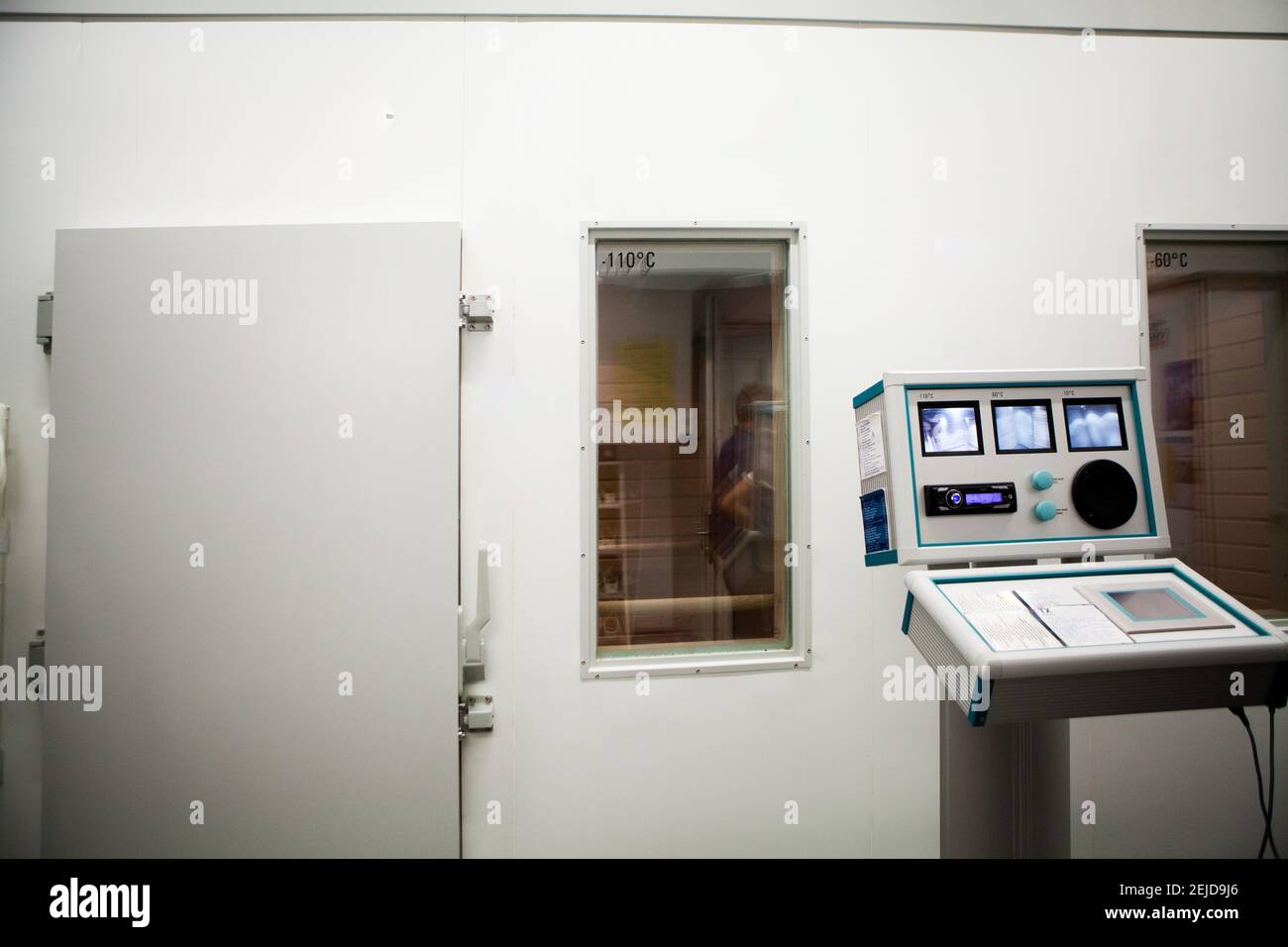 Chambre de cryothérapie corps entier à trois niveaux (-10C, -60C et -110C) pour la récupération des athlètes. Banque D'Images