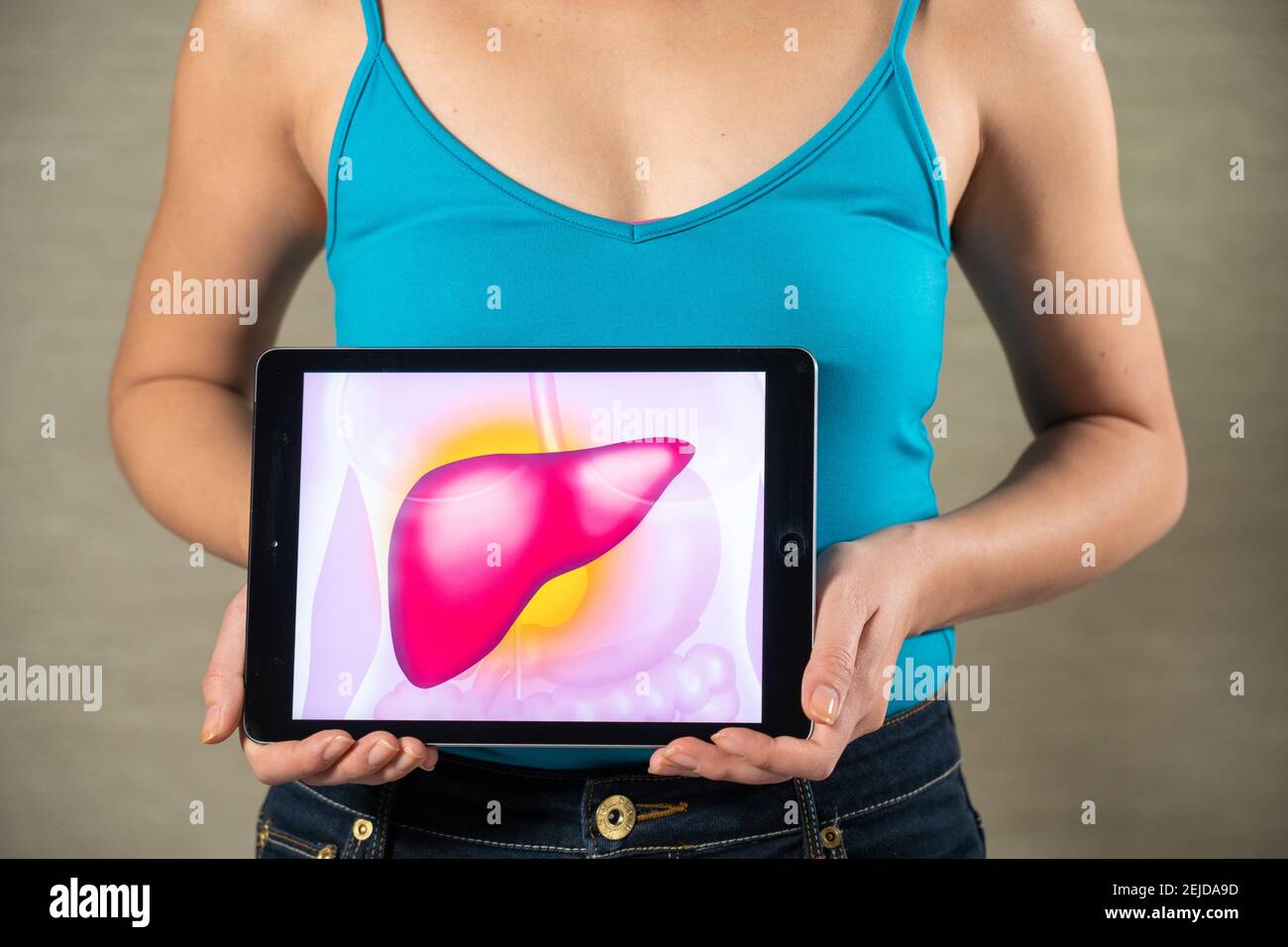 Femme tenant l'écran avec dessin de foie Banque D'Images