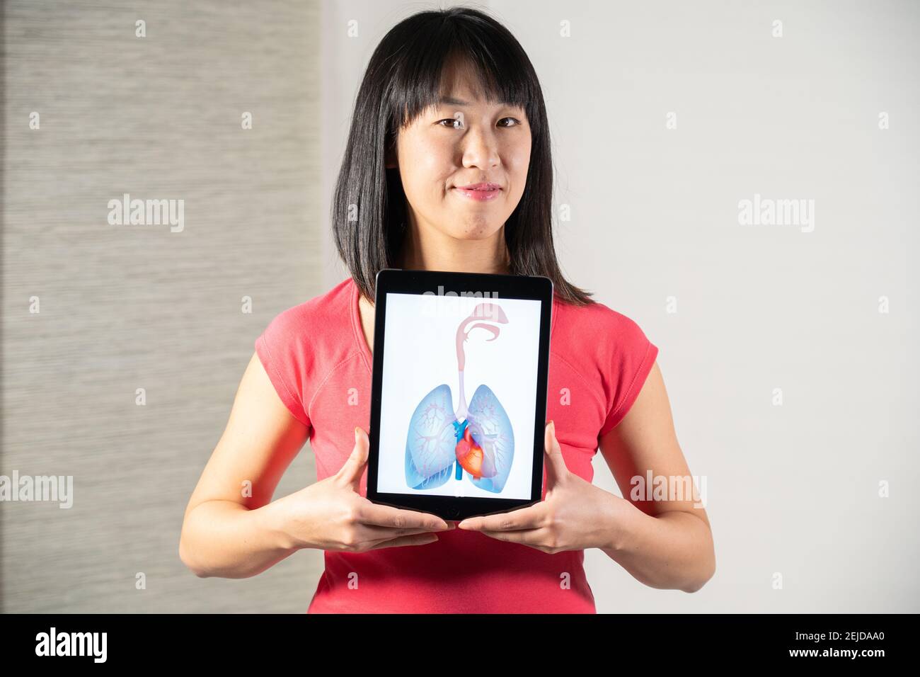 Femme tenant l'écran avec dessin du coeur et des poumons Banque D'Images