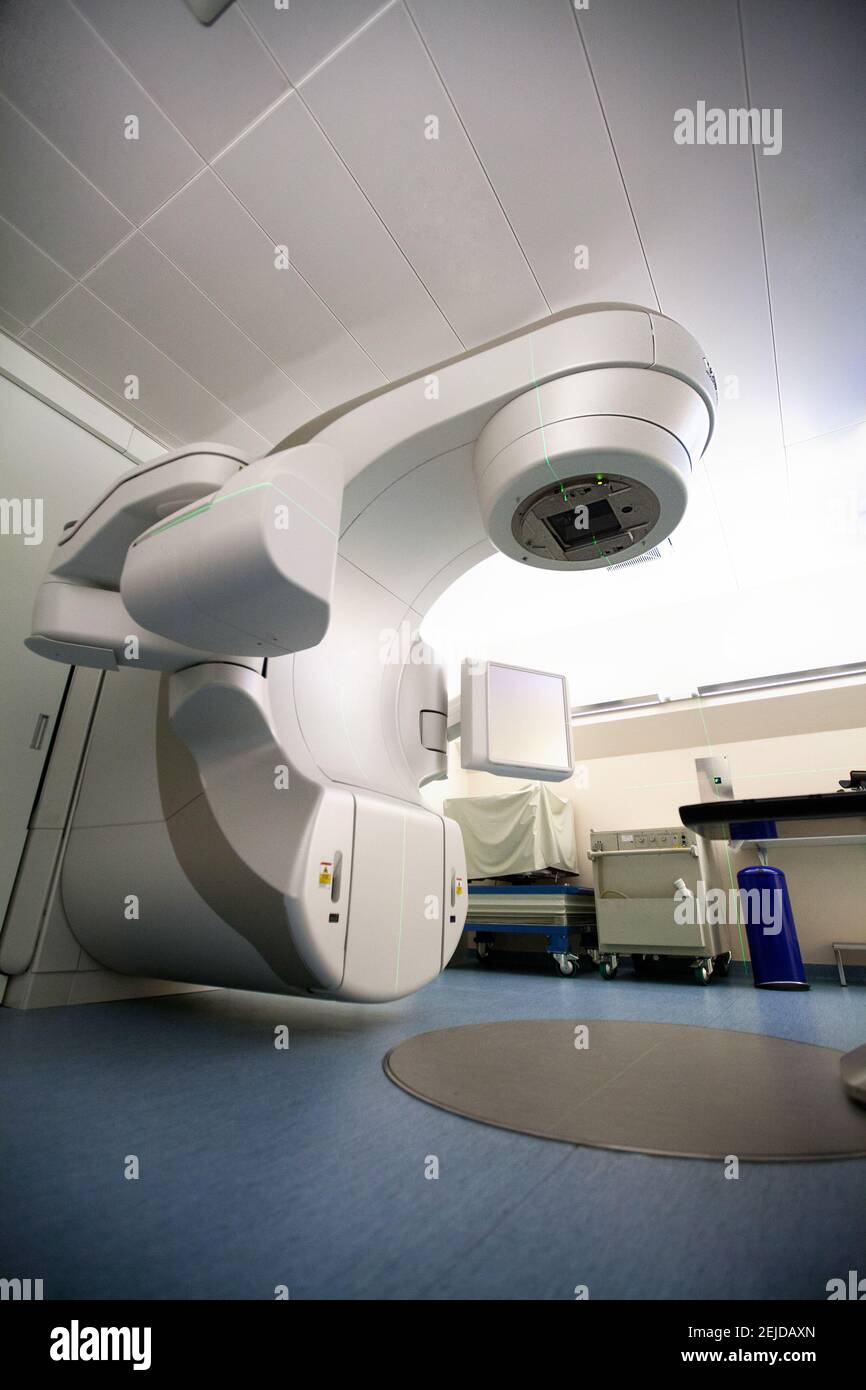 Dispositif de traitement radiothérapeutique permettant la radiothérapie stéréotaxique et la surveillance de la tumeur pendant l'irradiation. Banque D'Images