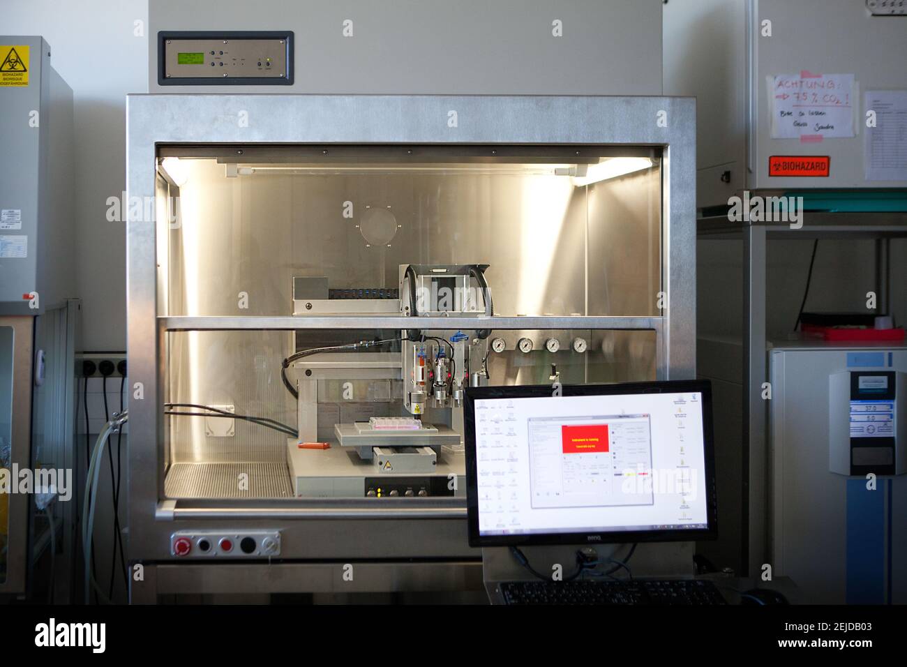 Bioprinter imprimer différents tissus humains en associant les cellules primaires, les biomatériaux et les facteurs de croissance. Banque D'Images