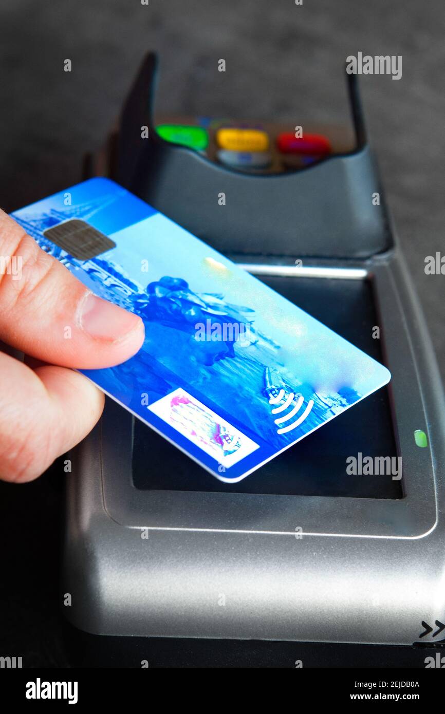 Femme payant avec une carte bancaire sans contact. Banque D'Images