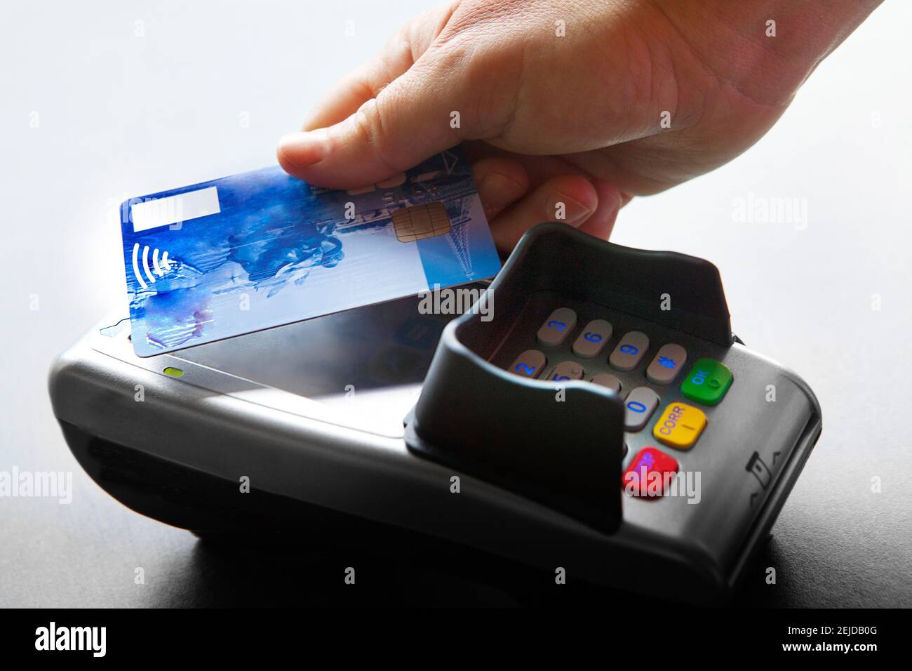 Femme payant avec une carte bancaire sans contact. Banque D'Images