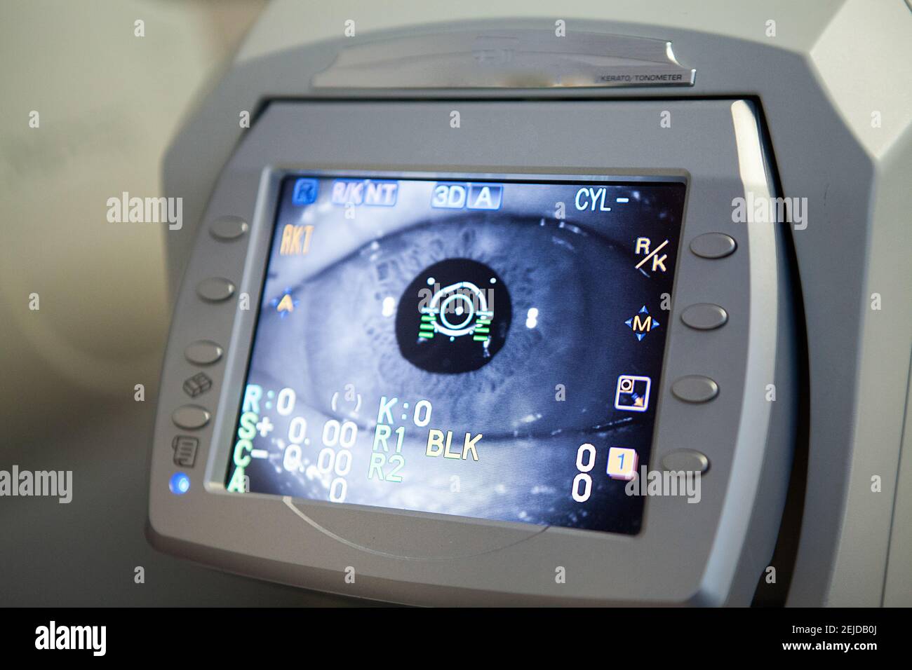 Consultation en ophtalmologie, l'ophtalmologiste effectue une biométrie optique avec un autofracto-kérato-tonometer. Banque D'Images