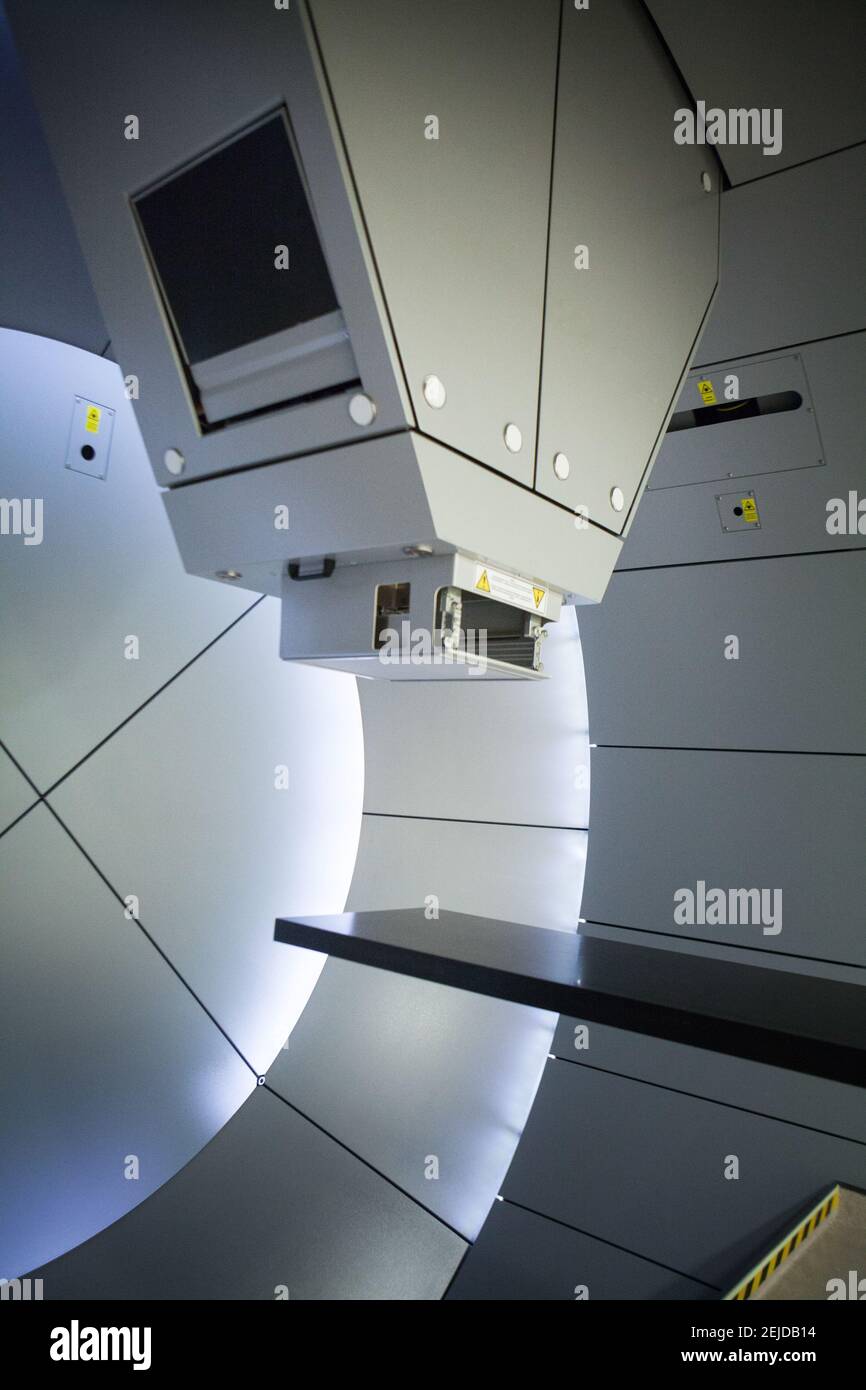 La protonthérapie irradie les cellules cancéreuses avec un faisceau de protons à l'intérieur de la tumeur. Banque D'Images