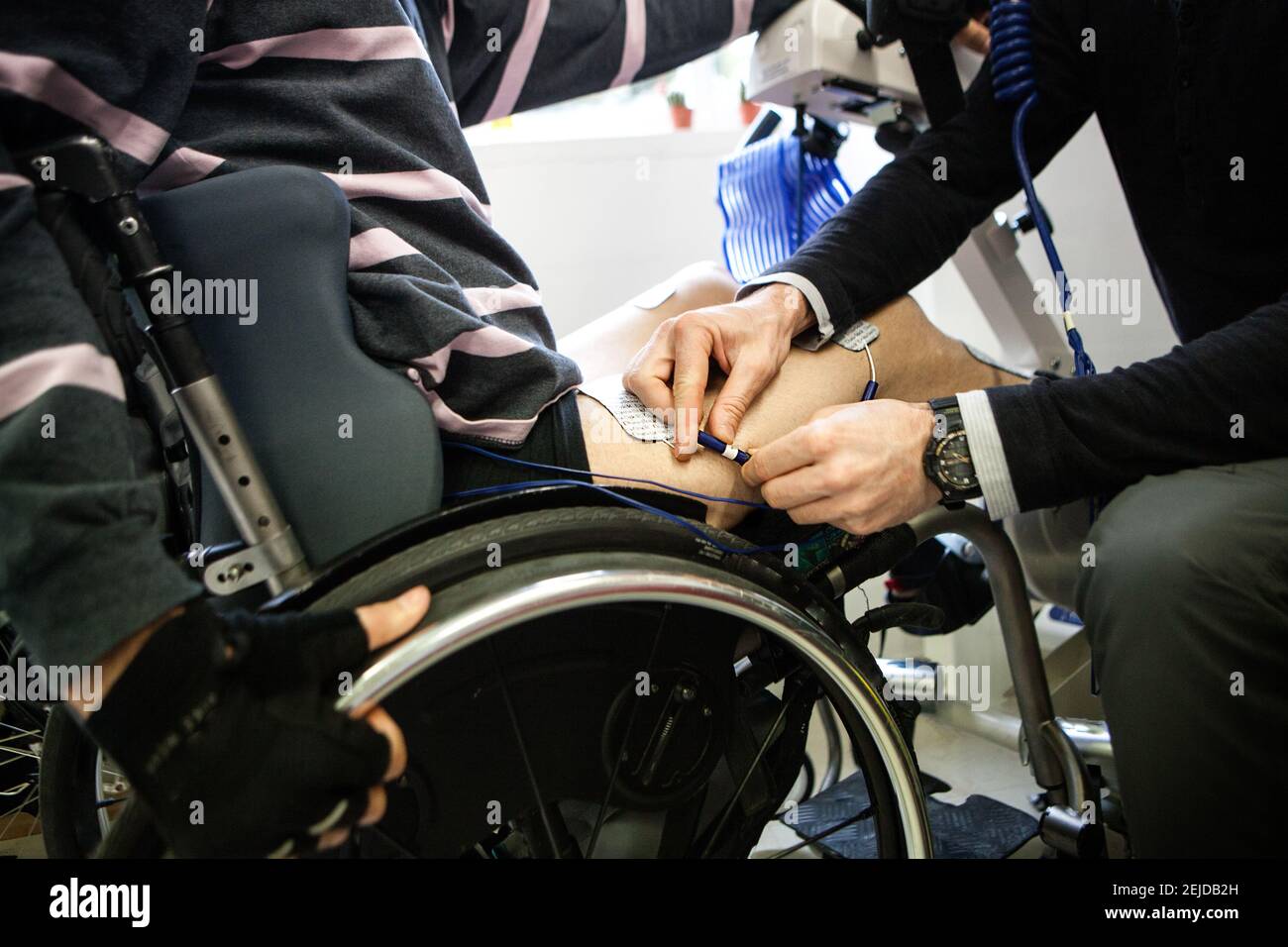 Compétition d'athlètes équipés de dispositifs bioniques utilisant l'électrostimulation et les interfaces cerveau-machine. Banque D'Images