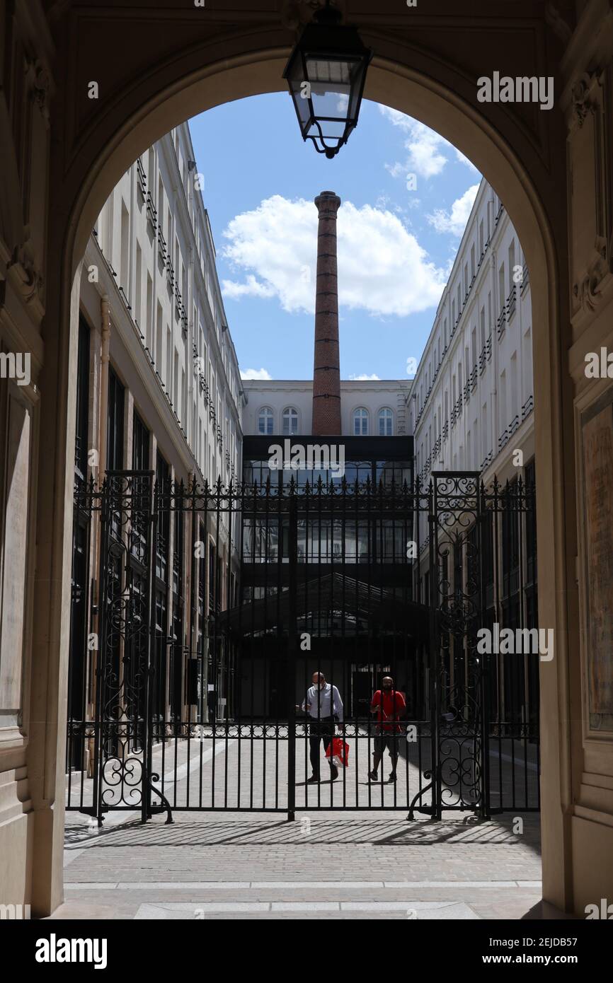 Paris a aujourd'hui transformé de nombreuses usines en lieux de résidence ou en établissements à vocation culturelle. Ici, la cheminée, la grande entrée Banque D'Images