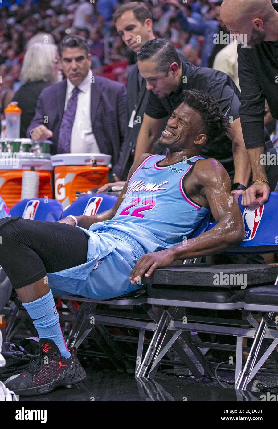 Miami Heat Forward Jimmy Butler (22) réagit après avoir été blessé au quatrième trimestre contre les Los Angeles Clippers à l'AmericanAirlines Arena de Miami le 24 janvier 2020. (Al Diaz/Miami Herald/TNS) Banque D'Images