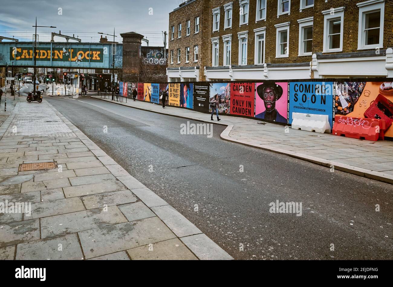 Vider Camden High Street en raison de l'isolement des magasins Et des restaurants à travers le pays causés par l'épidémie de coronavirus Banque D'Images