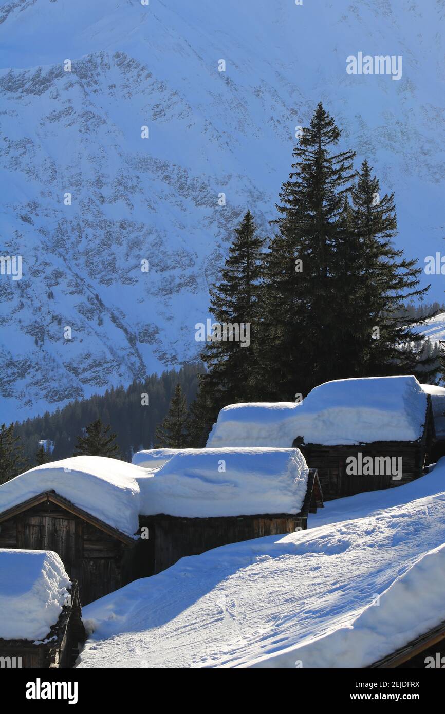 Hangars en bois recouvert de beaucoup de neige. Banque D'Images