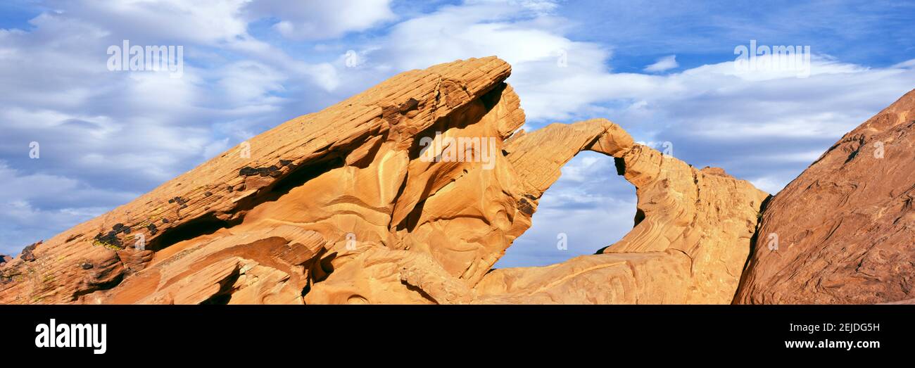 Vue à angle bas des formations rocheuses, Atlatl Arch, Valley of Fire State Park, Nevada, Etats-Unis Banque D'Images